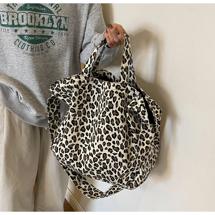 Sac cabas léopard femme blanc en toile polyester – avec poche intérieure pour téléphone – Image 2