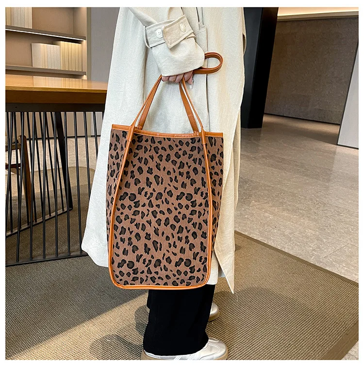 Sac cabas léopard femme marron en toile polyester – avec poche intérieure pour téléphone – Image 3