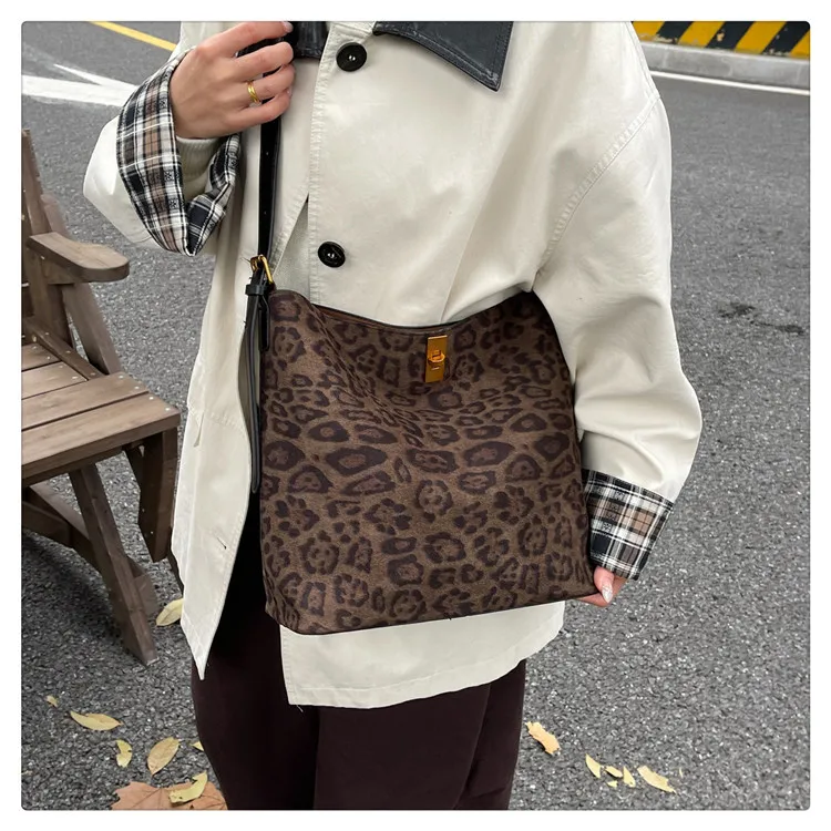 Sac bandoulière léopard femme marron en cuir et polyester – avec poche intérieure zippée, forme souple – Image 2
