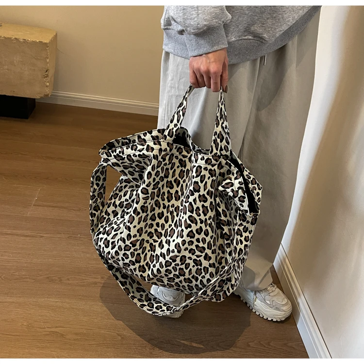 Sac cabas léopard femme blanc en toile polyester – avec poche intérieure pour téléphone – Image 3