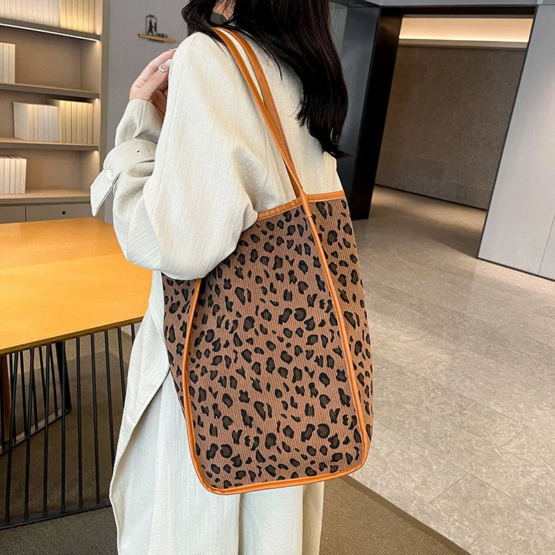 Sac cabas léopard femme marron en toile polyester – avec poche intérieure pour téléphone – Image 2