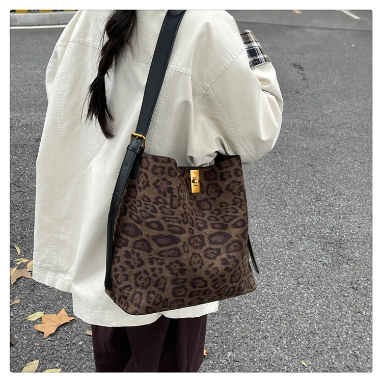 Sac bandoulière léopard femme marron en cuir et polyester – avec poche intérieure zippée, forme souple – Image 3